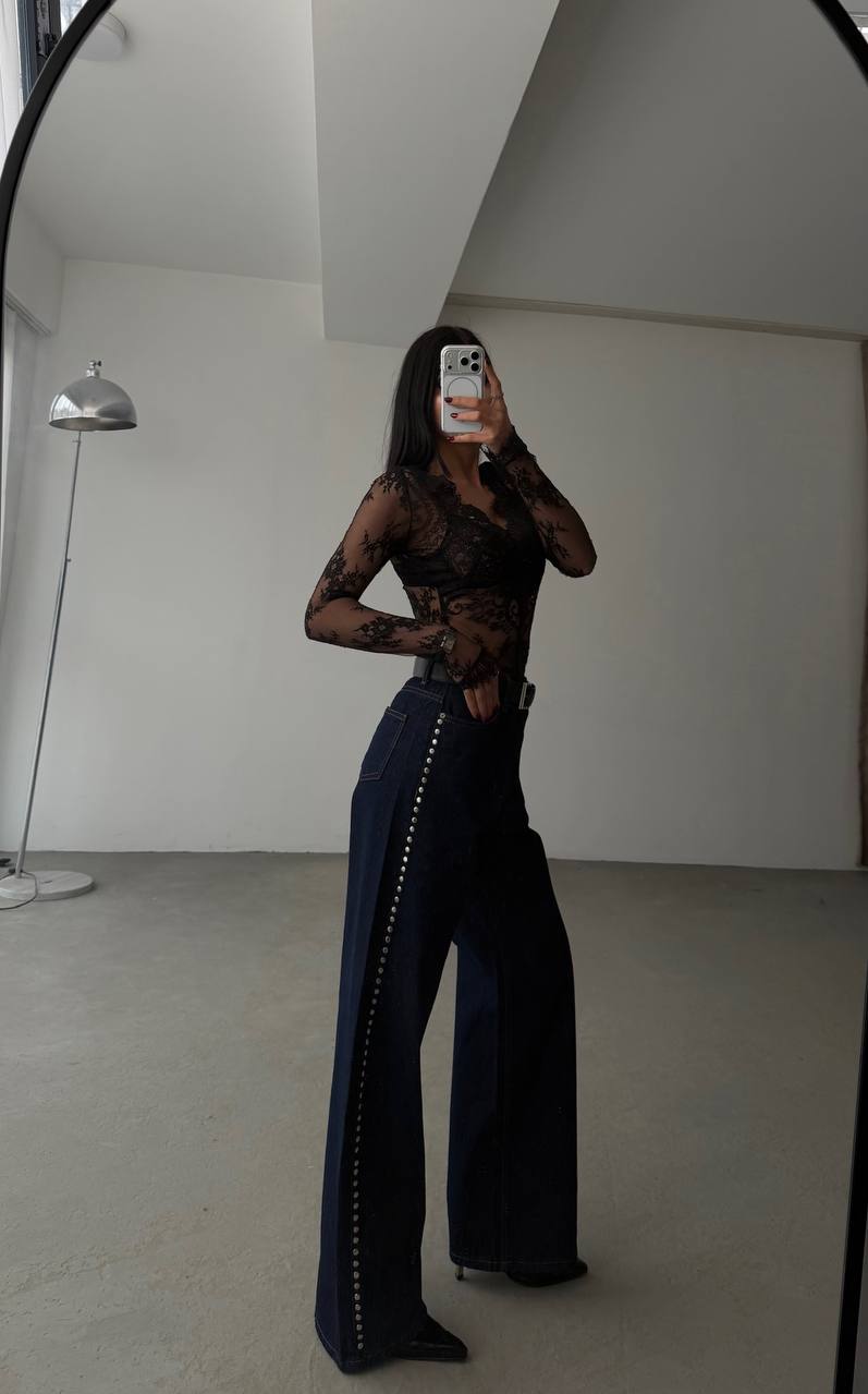 High-Waisted Stud Jeans