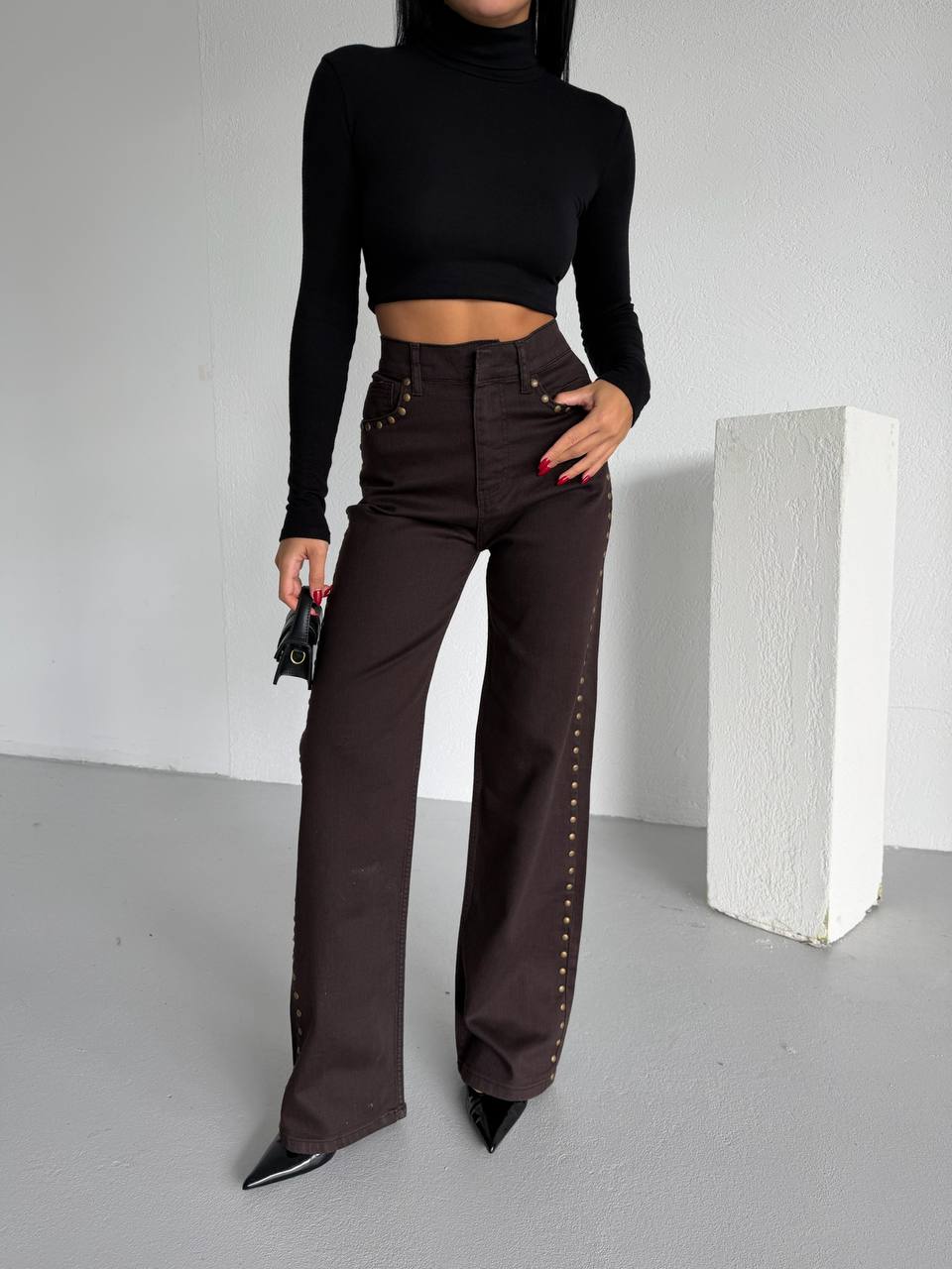High-Waisted Stud Jeans